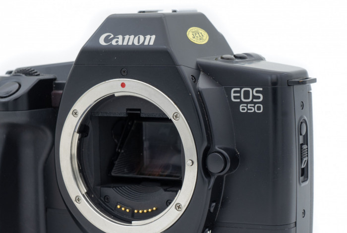 Canon EOS 650 aparat foto profesional cu film in stare buna ( lansat in 1987 )