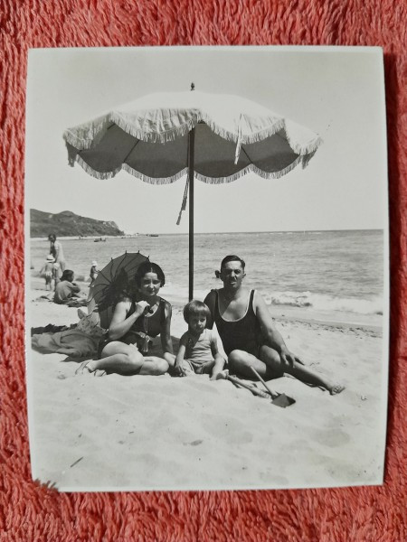 Fotografie, Geo (dr. Litarczek, parintele radiologiei romanesti) impreuna cu parintii la plaja la Techirghiol, 1929