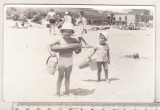 Bnk foto Copii cu jucarii pe plaja Eforie - anii `70, Alb-Negru, Romania de la 1950, Natura