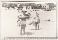 bnk foto Copii cu jucarii pe plaja Eforie - anii `70