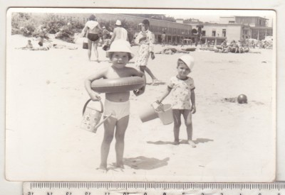 bnk foto Copii cu jucarii pe plaja Eforie - anii `70 foto