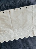 Draperie albă cu broderie fină