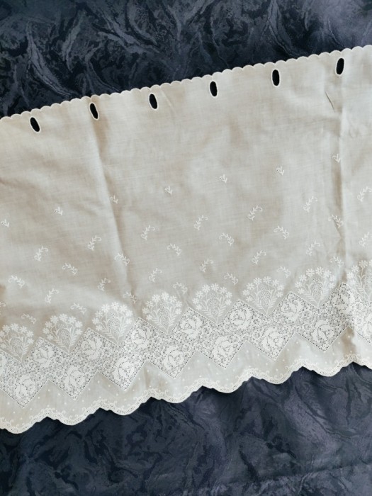 Draperie albă cu broderie fină