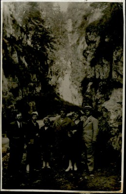 YIMR01838 romania arges cheile si pestera dambovicioarei grup haine vintage 9x14 foto