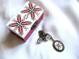 Set Cadou Traditional Handmade: Cutie Decorata Decoupage + Bijuterii Sticla (Colier, Cercei) Motive Traditionale Romanesti