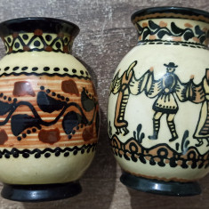 Doua vase mici ceramica, unul cu motivul dansurilor populare, probabil Ungaria