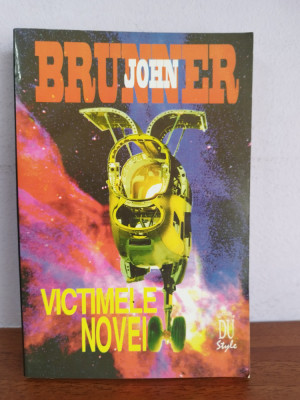 John Brunner - Victimele novei foto