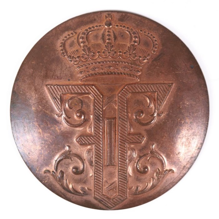 &Icirc;nsemn din cupru pentru casca militară, cu cifrul regelui Ferdinand I, Primul Război Mondial, 1916-1918