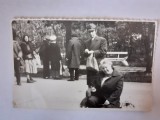 Fotografie dimensiune CP cu femeie hrănind o veveriță