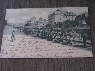 Carte Poștală Franceză &amp;ndash; &amp;bdquo;La Bourboule, Place des D&amp;icirc;mes&amp;rdquo; cu Caravană de Măgari, Istorică pentru Colecționari foto