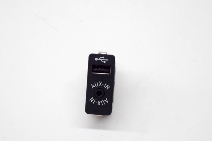 Port USB/AUX-In BMW X3 F25 2014 OEM: 9266607 13749400