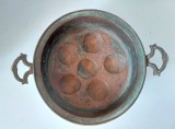 Cucta, cratita, tigaie cupru pentru prajit oua, veche, vintage, anii 1900 lucrata manual, maner de bronz. 22cm diametru x 7cm inaltime