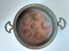 Cucta, cratita, tigaie cupru pentru prajit oua, veche, vintage, anii 1900 lucrata manual, maner de bronz. 22cm diametru x 7cm inaltime