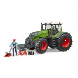 Cumpara ieftin BRUDER - TRACTOR FENDT 1050 VARIO CU MECANIC SI ECHIPAMENT