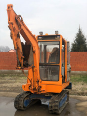 Execut lucrari cu excavatorul foto