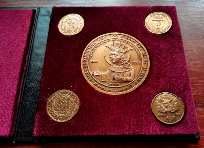 Set Medalie + 4 insigne 2004 Stefan cel Mare Primaria Onesti Episcopia Romanului foto