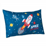 Cumpara ieftin Perna decorativa pentru copii Pufo, Astronautul in Spatiu, 50 x 30 cm