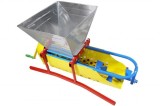 Zdrobitor-desciorchinator manual pentru struguri Micul Fermier GF-1437