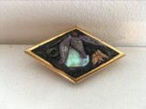 Brosa veche vintage baza de metal auriu, interior ceramic si pietre artificiale
