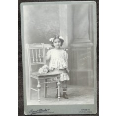Fotografie pe carton, fetita cu fundite si buchet de flori, inceput de secol XX