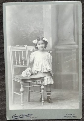 Fotografie pe carton, fetita cu fundite si buchet de flori, inceput de secol XX foto