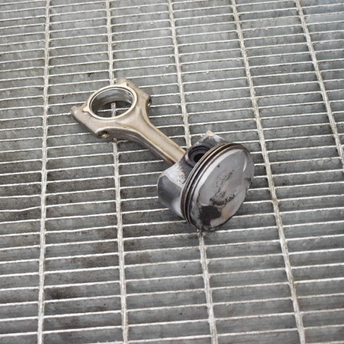 Piston BMW X3 E83 2004 OEM: 143721275125261432800 4136060