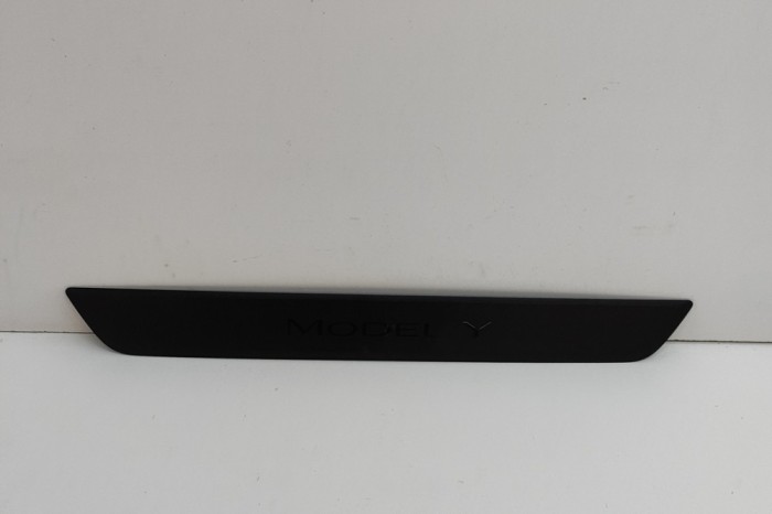 Ornament prag st&acirc;nga față TESLA MODEL Y 2022 OEM: 1494301-00-B 21927482