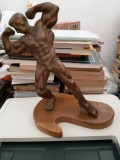 Statueta atlet culturism metalica pe suport lemn