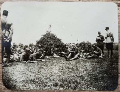 Militari luand masa, perioada interbelica// fotografie foto