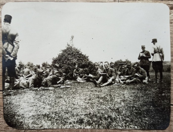 Militari luand masa, perioada interbelica// fotografie