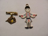 CY - Lot 2 insigne metalice / folclor costume taranesti arta populara bucium