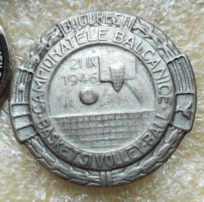 Insignă Campionatul Balcanic de Baschet, București 1946 foto