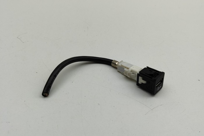 USB BMW 3 G20, G28 2022 OEM: 9229294 31206363