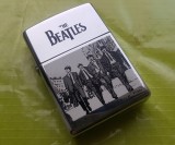 F82-I-Bricheta ZIPPO THE BEATLES functionala benzina stare buna.