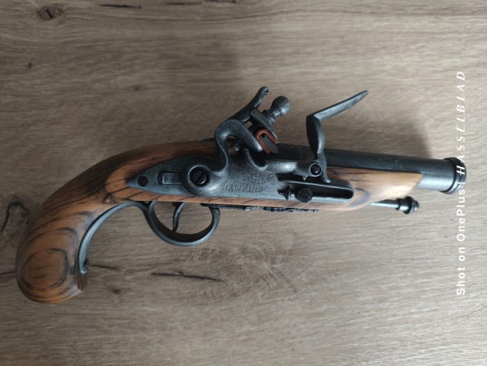 Replică pistol de epocă cu flintă / panoplie