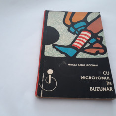 Carte fotbal - "Cu microfonul in buzunar" de Mircea R. Iacoban RF3/4