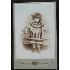 Fotografie pe carton, fetita cu rochita si ghetute, inceput de secol XX