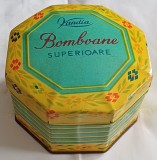 CY - Cutie goala din tabla "KANDIA Bomboane Superioare" Romania comunism (RSR / N.I.-1973) / "D": 9,50 cm H: 6 cm 80 g / Stare!