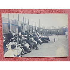 Fotografie, spectatori la un meci de tenis de camp, perioada interbelica