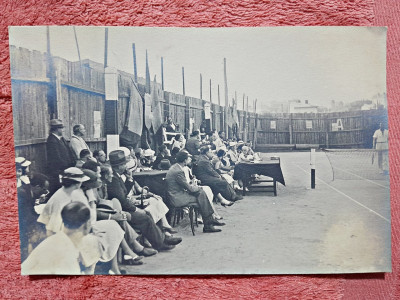 Fotografie, spectatori la un meci de tenis de camp, perioada interbelica foto