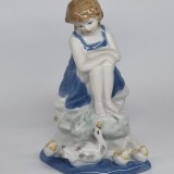 Bibelou portelan romanesc vechi, vintage - Fata cu gasca