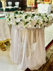 Inchiriere aranjament cu flori albe si voal , pentru cristelnita ,Botez baiat sau fata