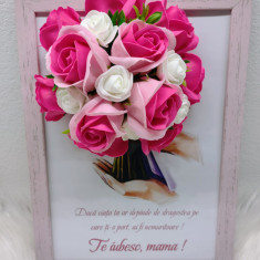 Rama A4 cu decorațiune de flori de săpun și text "Te iubesc, mama"
