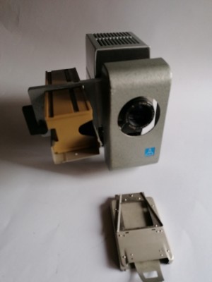 Un lot de 4 diaproiectoare pt diapozitive foto