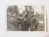 Foto originala 129 x 89 mm cu 3 subofiteri nazisti examinand un proiectil de calibru mare in Basarabia,iunie 1943