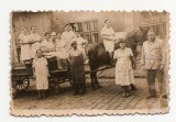 fotografie mica interbelica Gh. Brad trasura cu asistente sau bucatarese