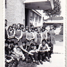 bnk foto Ploiesti - Elevi la intrarea in Scoala nr 7 Nucilor anii `70