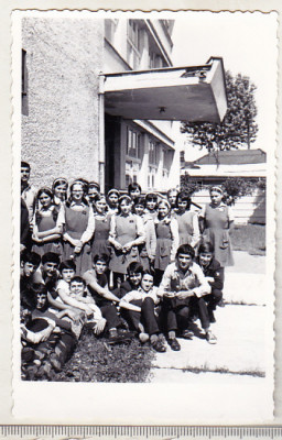 bnk foto Ploiesti - Elevi la intrarea in Scoala nr 7 Nucilor anii `70 foto