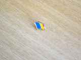 QW9 N3 28 - insigna - steag - Romania - tricolorul, Romania de la 1950