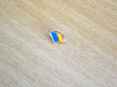 QW9 N3 28 - insigna - steag - Romania - tricolorul